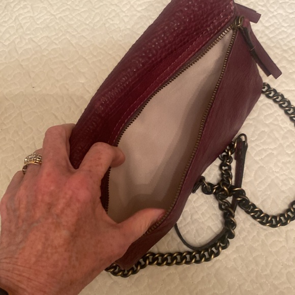 MAXON COLLECTION BURGUNDY PEBBLED LEATHER CROSSBODY WITH DETACHABLE STRAP - Picture 8 of 11